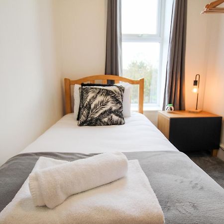Fairways View - Spacious Apartment - Sleeps 6 - Lovely Views - By Rework Accommodation Hoylake Buitenkant foto