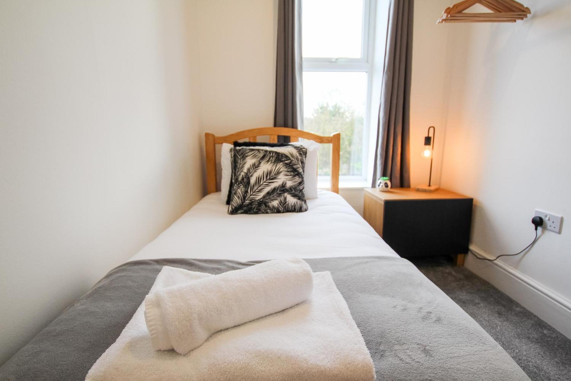 Fairways View - Spacious Apartment - Sleeps 6 - Lovely Views - By Rework Accommodation Hoylake Buitenkant foto