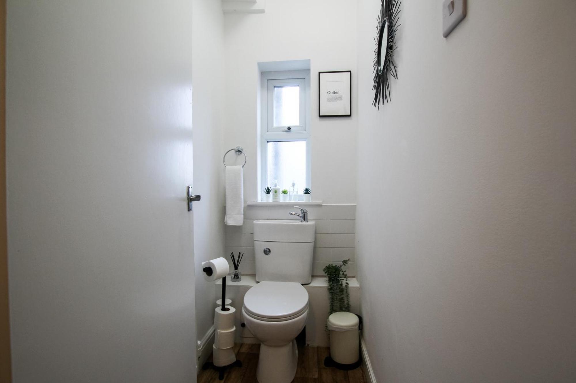Fairways View - Spacious Apartment - Sleeps 6 - Lovely Views - By Rework Accommodation Hoylake Buitenkant foto