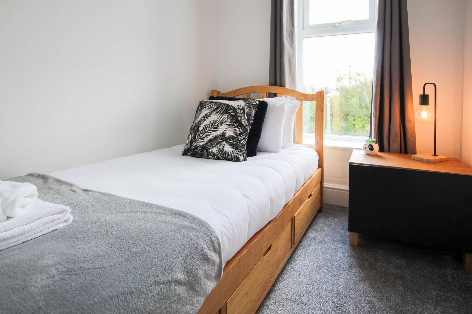 Fairways View - Spacious Apartment - Sleeps 6 - Lovely Views - By Rework Accommodation Hoylake Buitenkant foto