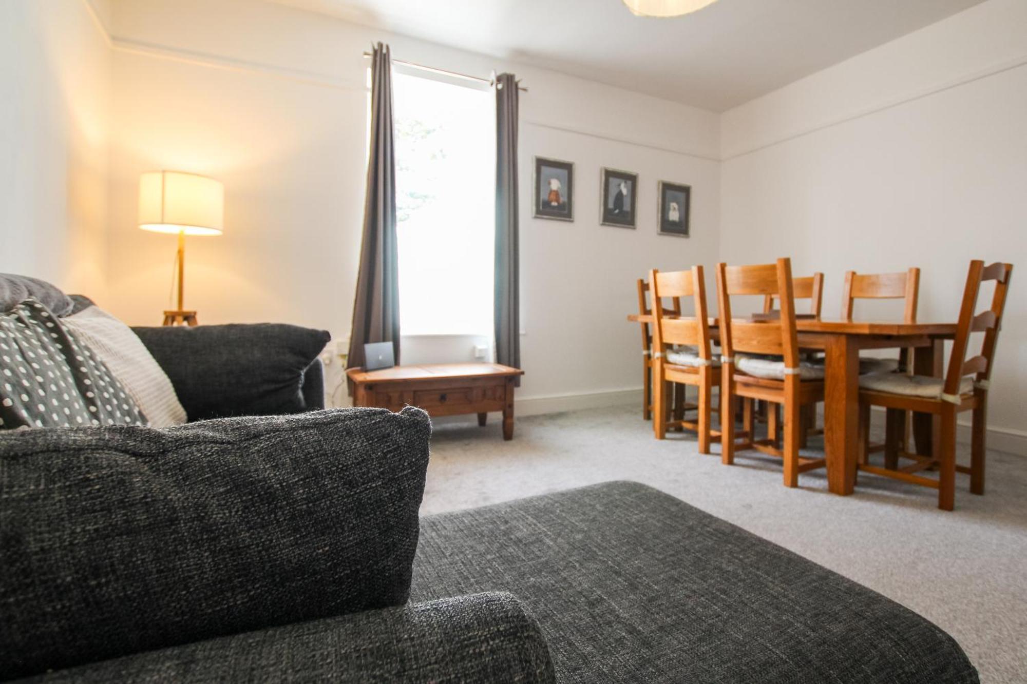 Fairways View - Spacious Apartment - Sleeps 6 - Lovely Views - By Rework Accommodation Hoylake Buitenkant foto